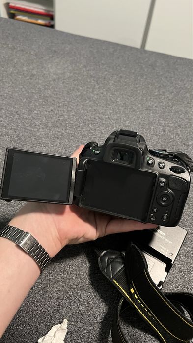 Фотоапарат Nikon D5100 с обектив 18-55мм с батериен грип и две батерии