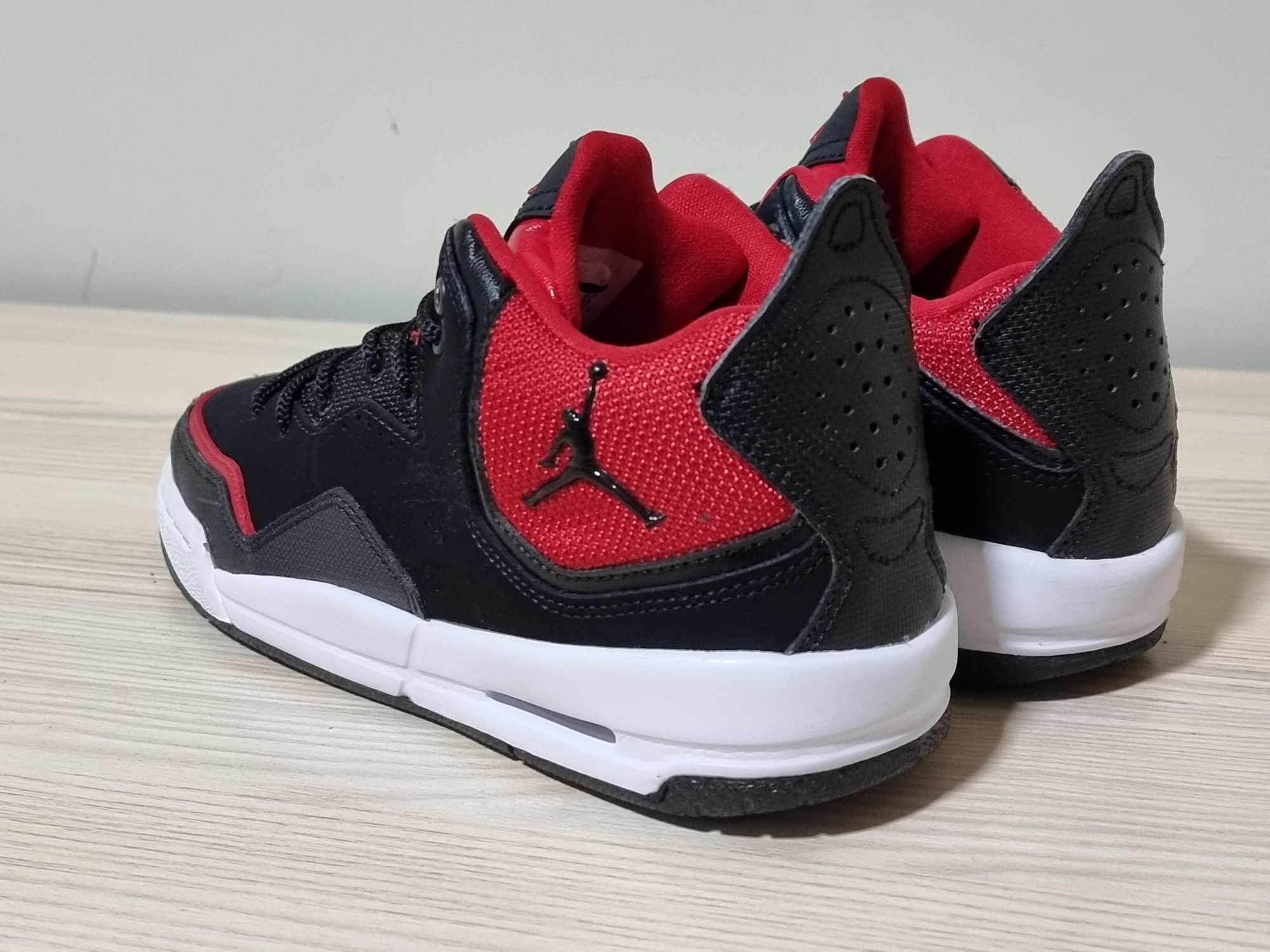 NIKE Air Jordan Courtside 23 Banned GS спортни обувки 36 номер