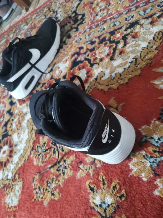 Vând adidași nike.