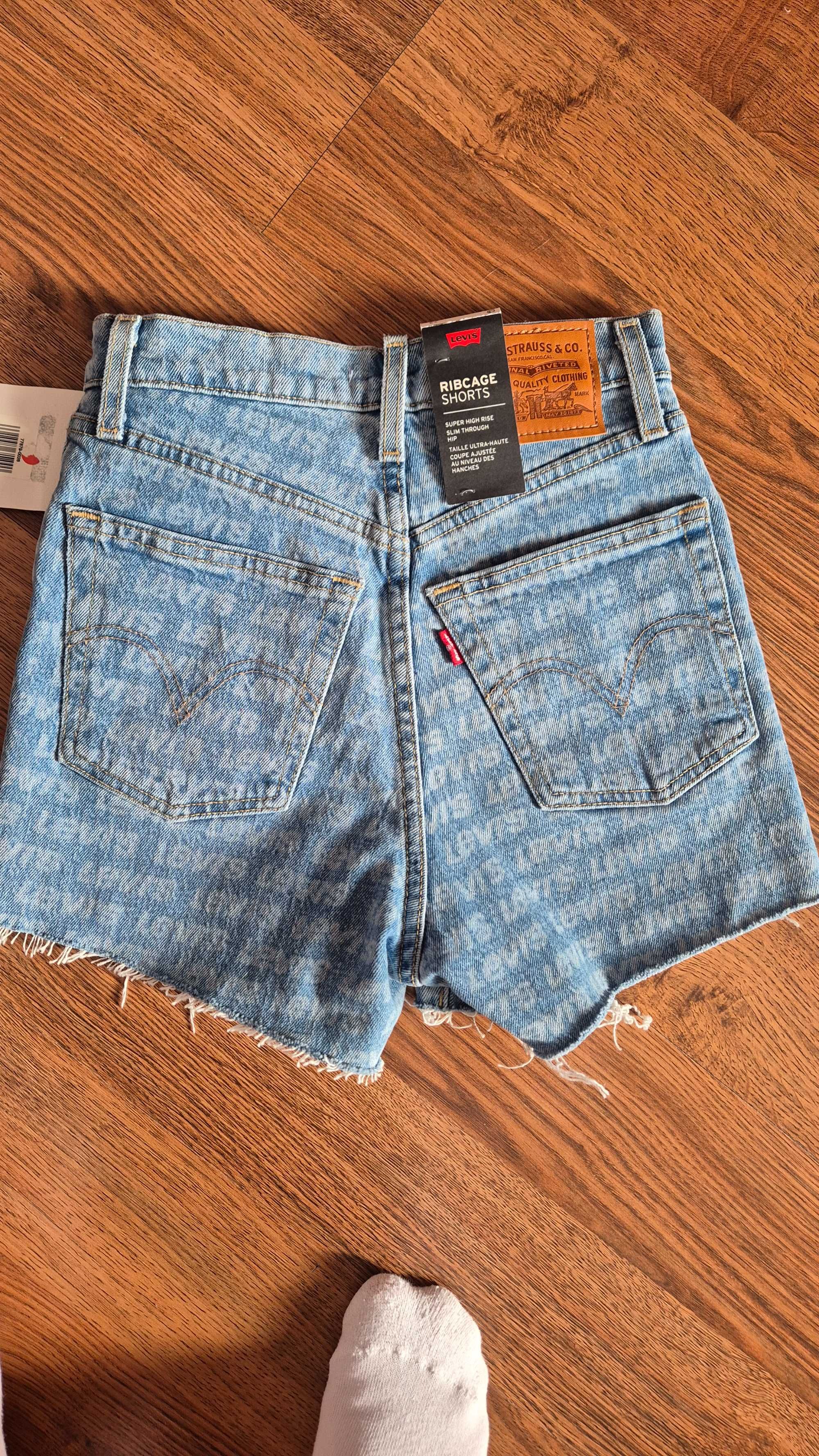 Къси дънкови панталонки Levis, 23