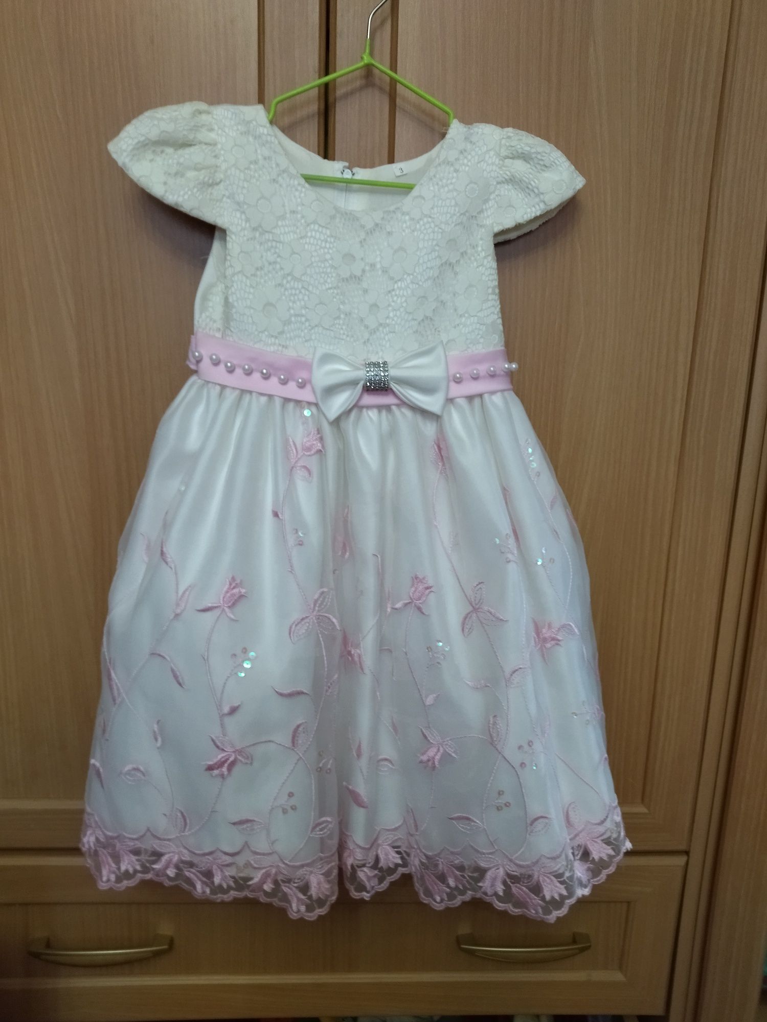 Нарядное  платье на девочку  3-5 лет  .