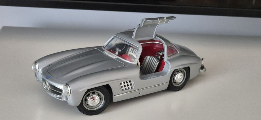 Macheta Mercedes 300 SL scara 1/18 Brurago metalica
