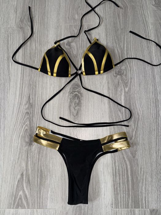 Costum de baie negru cu auriu