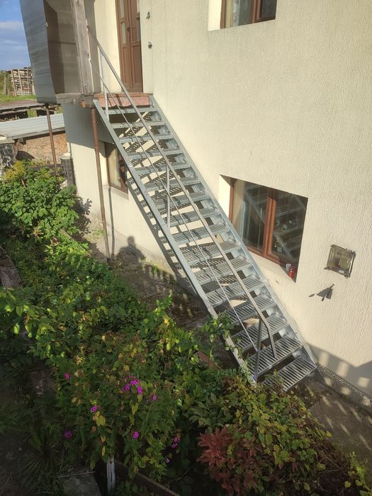 Vindem scări zincate la cerere
