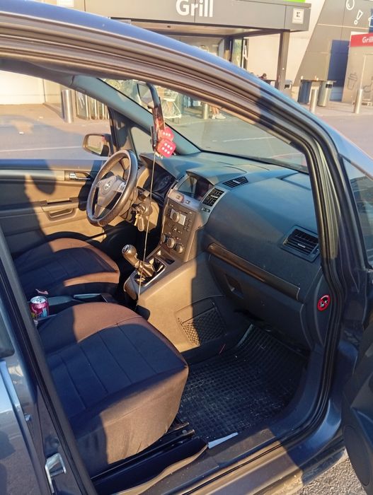 Vând Opel Zafira