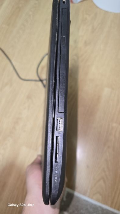 Лаптоп HP 15.6 - 4 ram hard 256