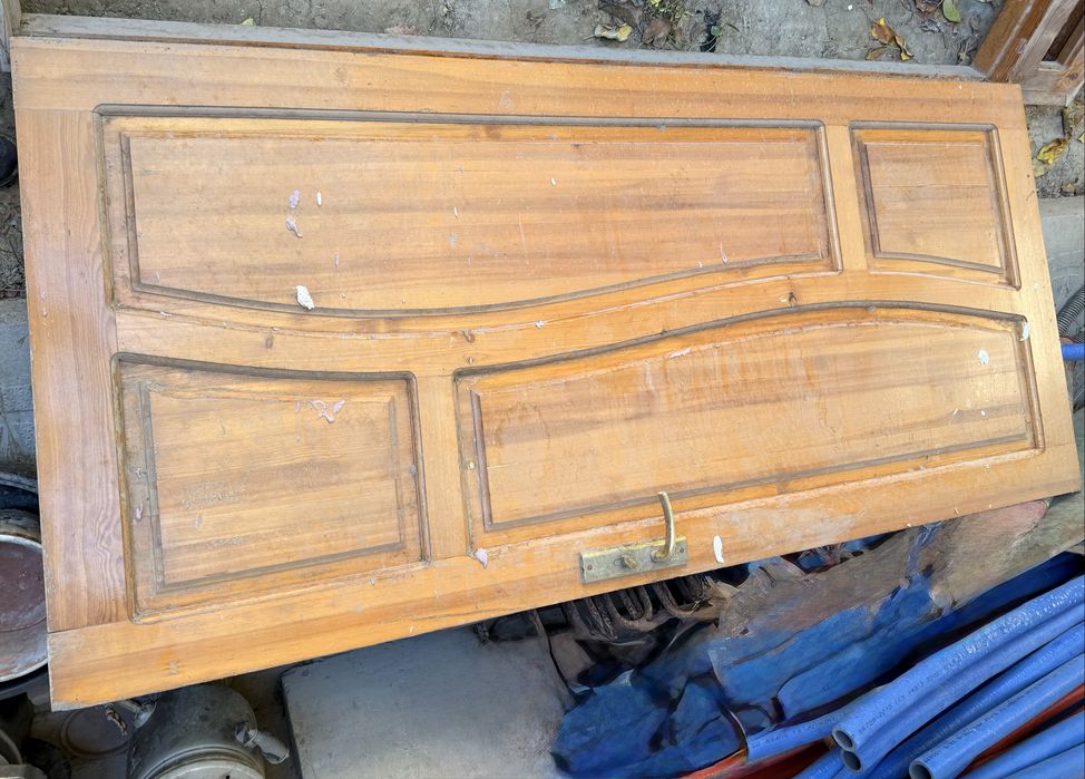 Taxta eshik sotiladi