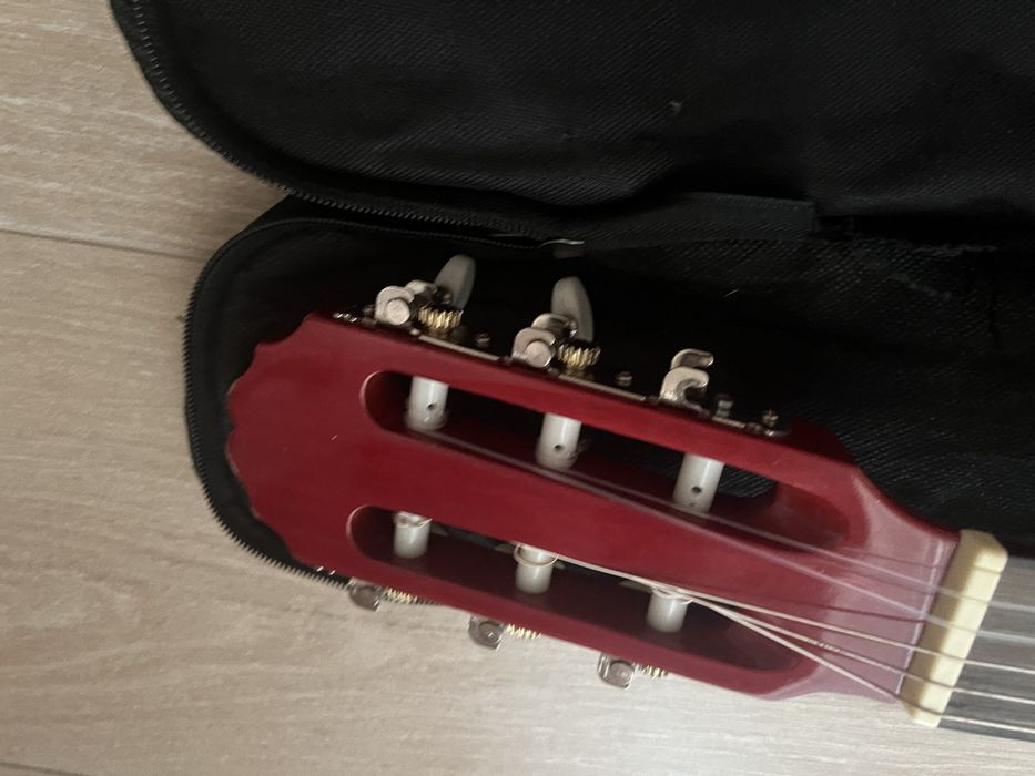 Vând chitară rosie. Urgent