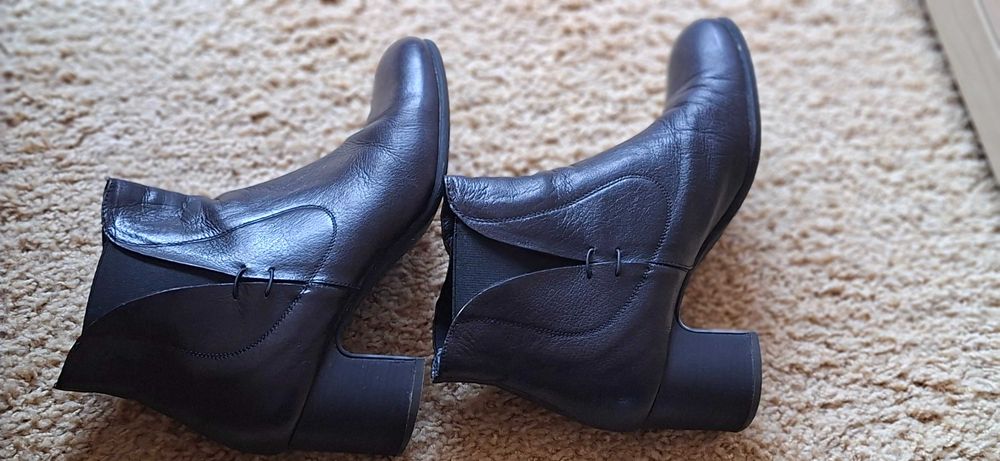 Botine din piele, negre, cu un mic toculet, marimea 39