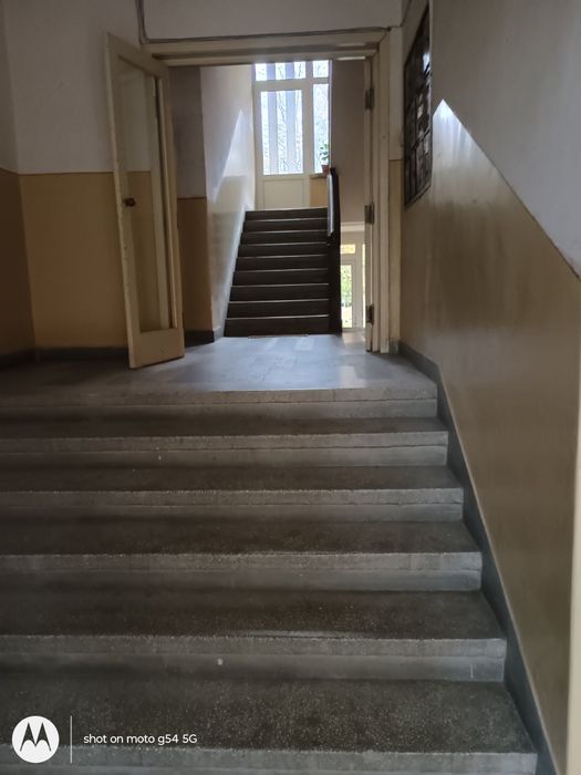 Под наем 3 стаен, София, кв. Изток, 100 кв.м. обзаведен, партер