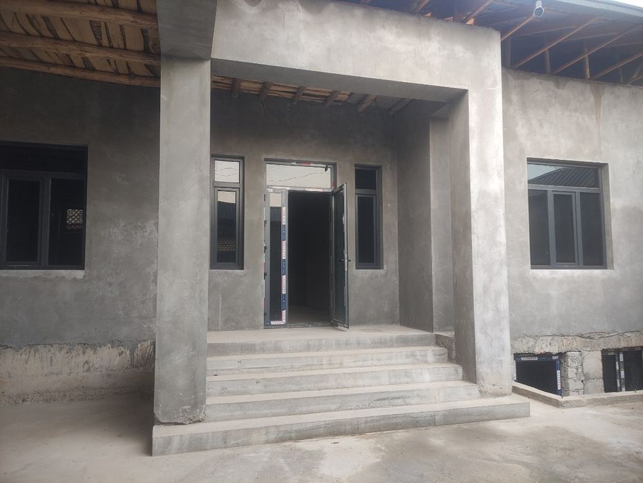 Zangiota ziyoratgohidan 200 metr uzoqlikda hovli sotiladi.