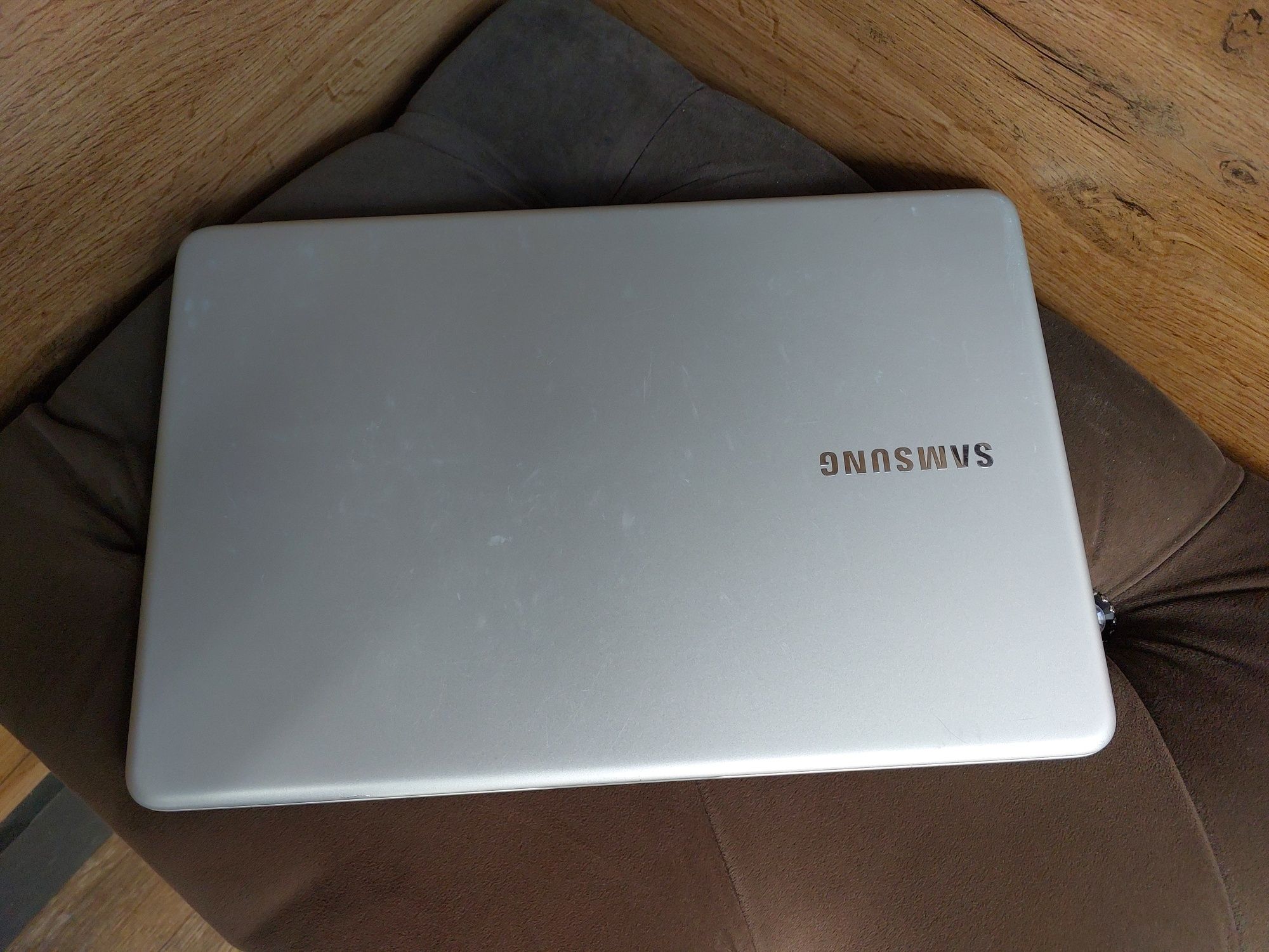 Samsung noutbuk trading bugalteriya ofis hamda internet ishlari uchun