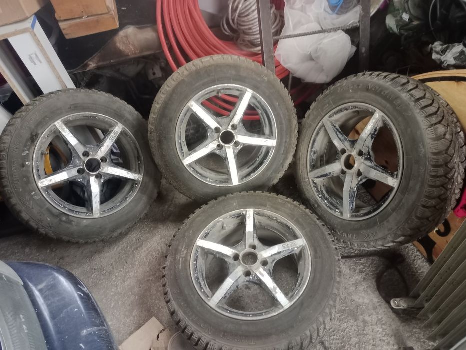 Продам зимние шины с дисками на 15,на 4 болта.