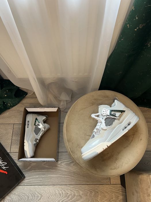 Jordan 4 Retro Frozen Moments