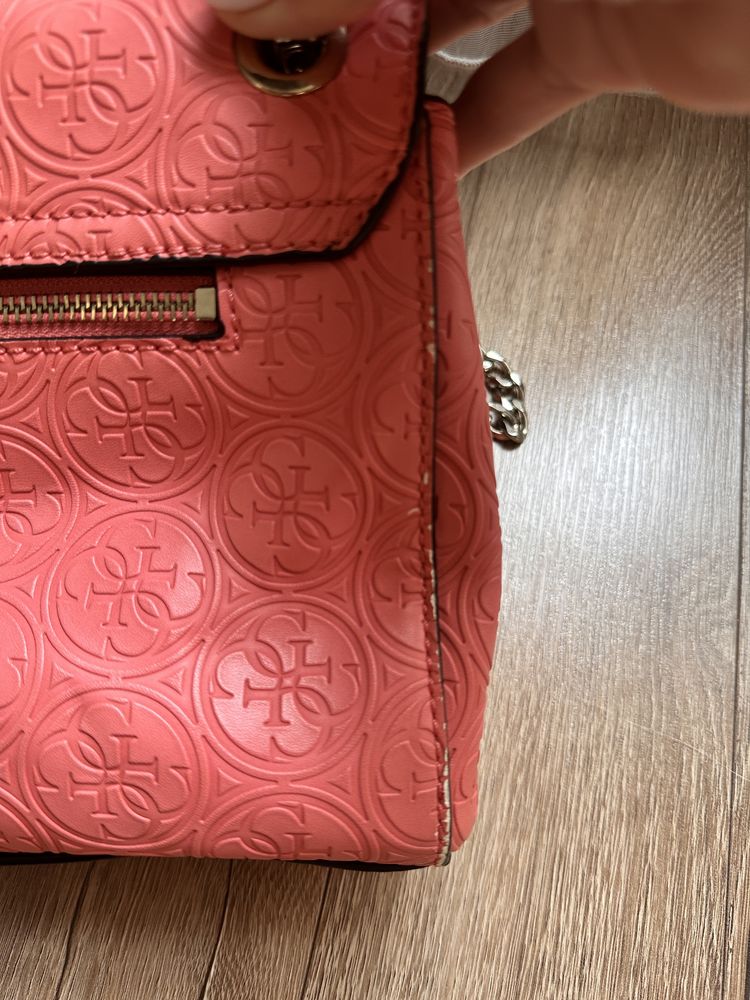 Дамска чанта на Guess