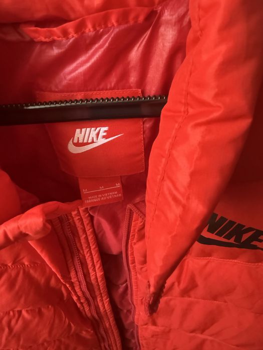 Жилетка,безрукавка на пуху Nike размер М состояние как новая