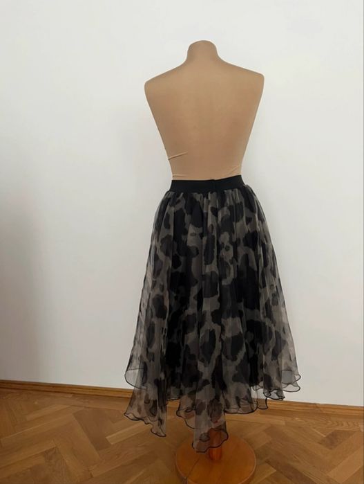 Fusta organza ampla, negru si gri