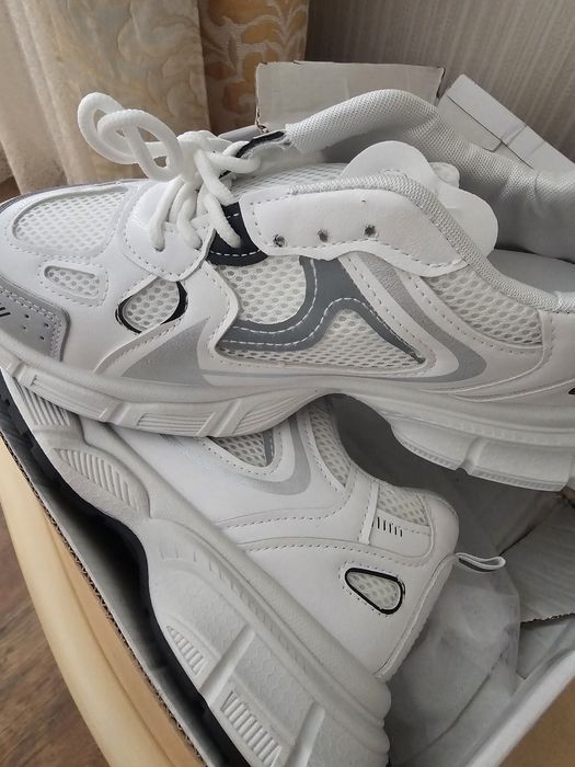 Кроссовки 37 размер 6500тг новые