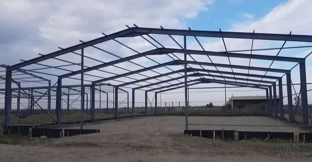 Hală Metalica 20×40 m – pereți sandwich și acoperiș rezistent