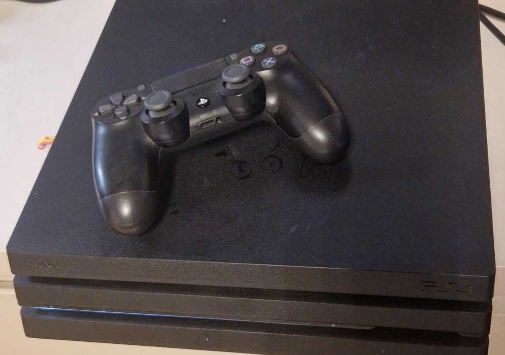 PlayStation PS 4 Pro 1TB + 1 Maneta