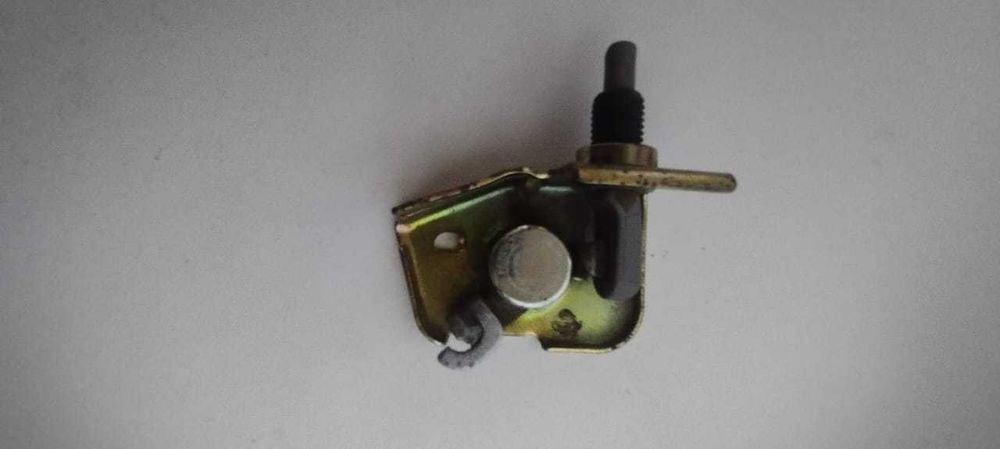 Замок бензобака Rav4 первое поколение