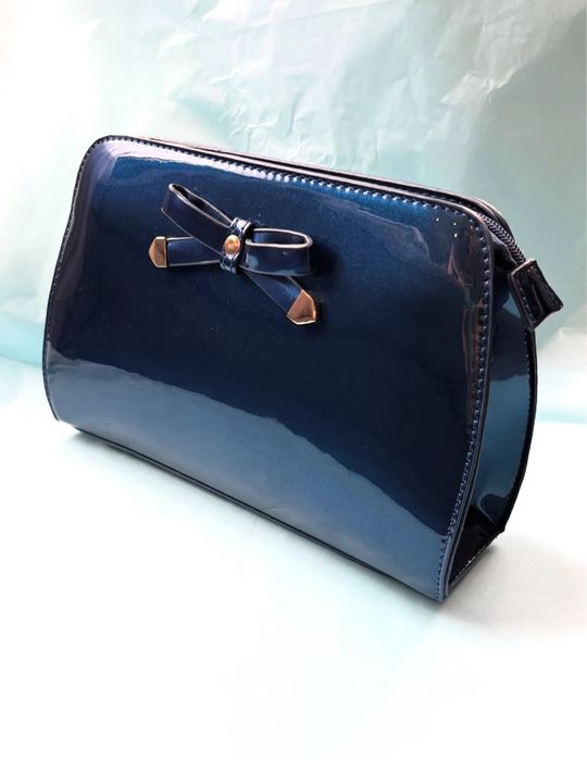 Малка чанта от син лак