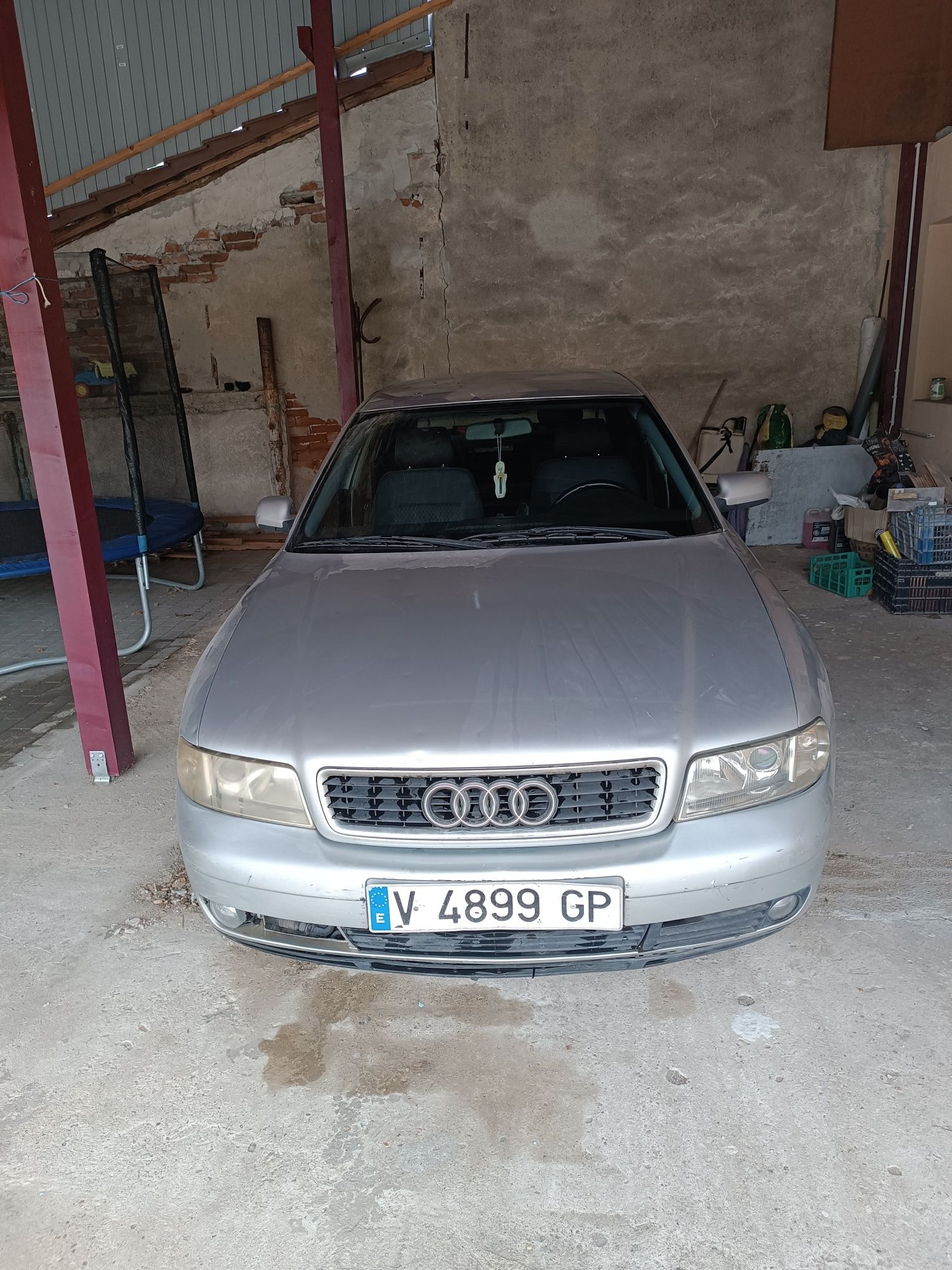 Vând AudiA4 ,pentru piese
