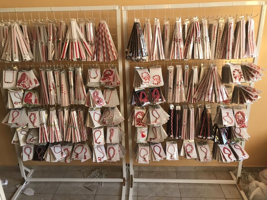 На едро!Нови!Стелаж с мартеници с Топ модели  на едро