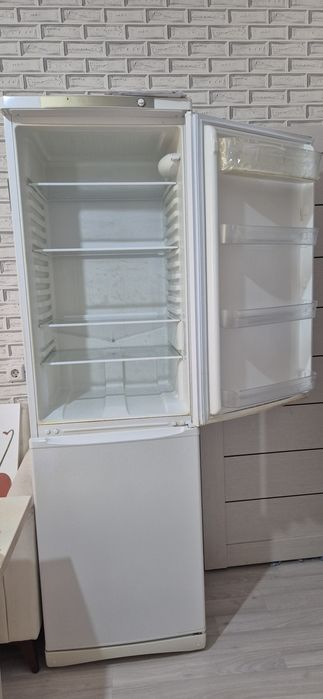 Холодильник Индезит, двухкамерный, в отличном состоянии.