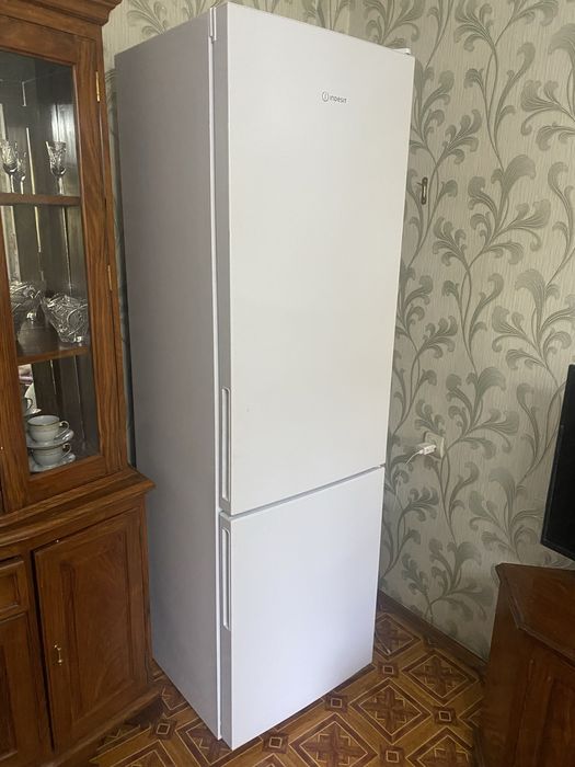 Холодильник Indesit новый