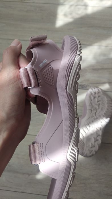 Спортни розови сандали