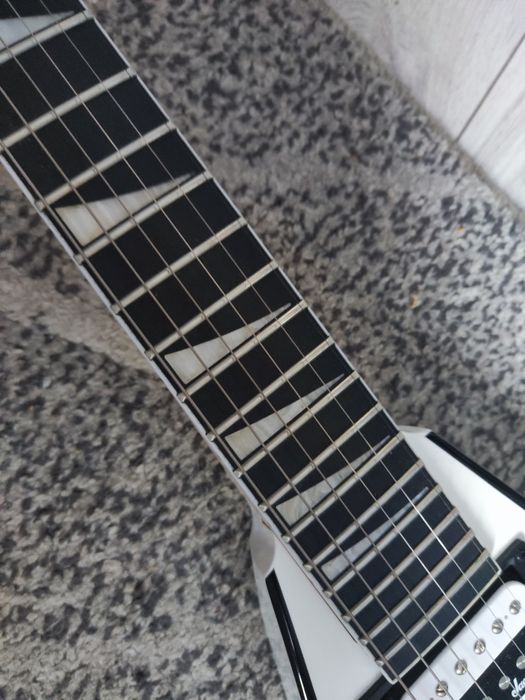 Chitara Electrica Jackson JS32 King V WH AH impecabila, cu accesorii