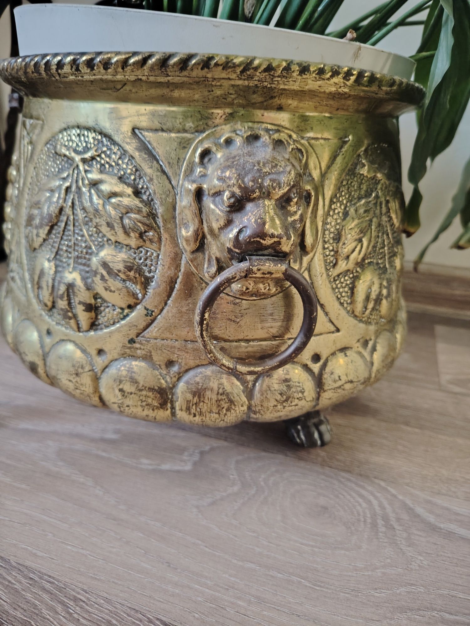 Позлатен, ръчен съд менче, Испания.