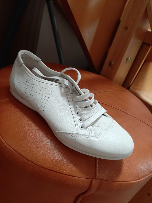 Papuci albi din piele