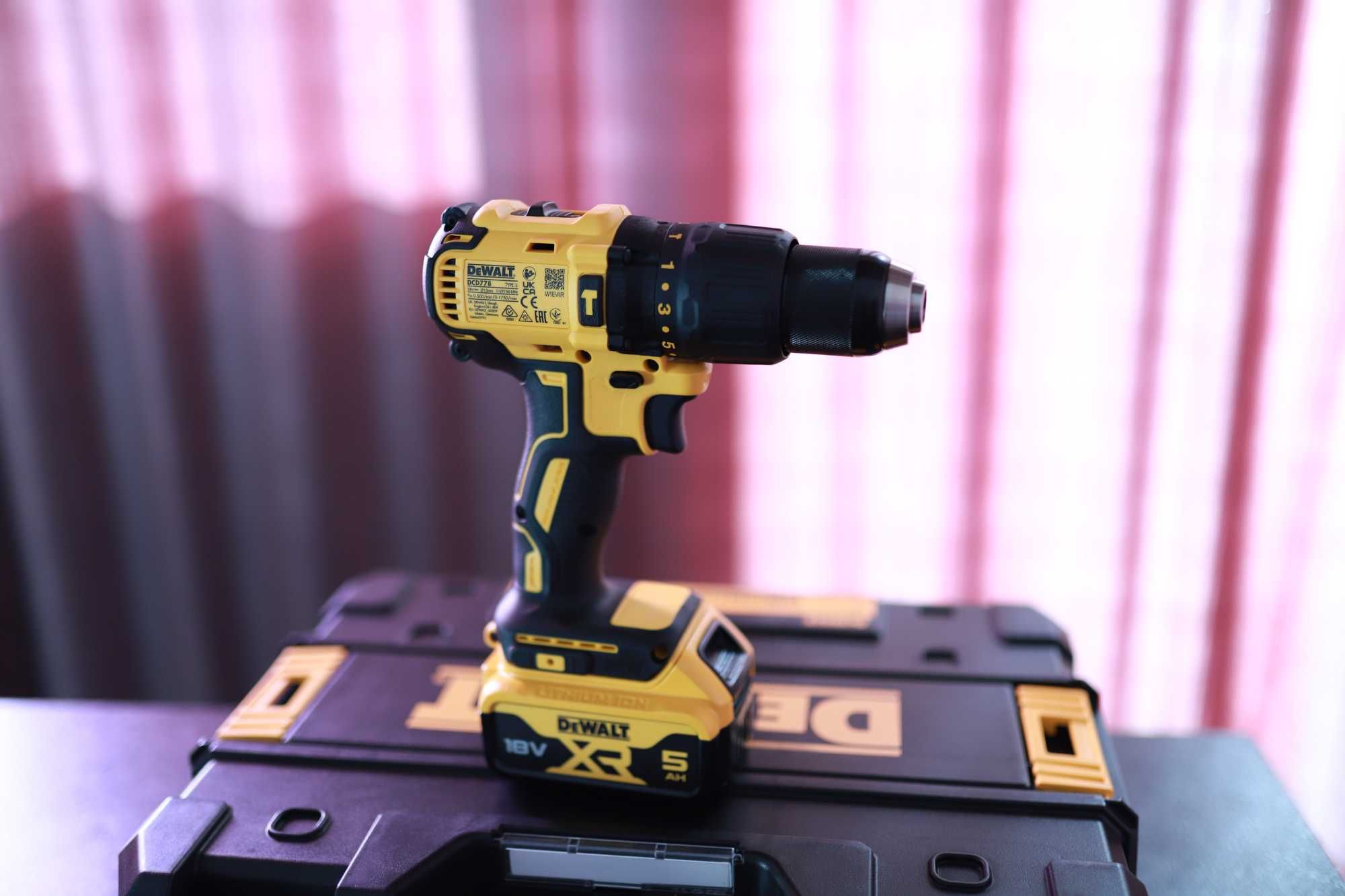 DeWALT комбинирана дрелка с две батерии  от 5 ампера