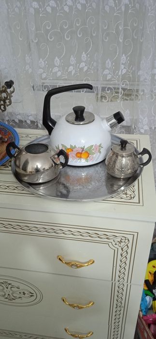 Советский поднос большой чайник эмалированный