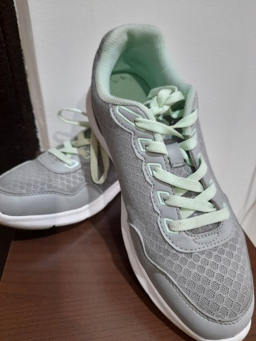 Slanzenger, adidași fete, mărimea 38,5/39, în stare foarte bună.