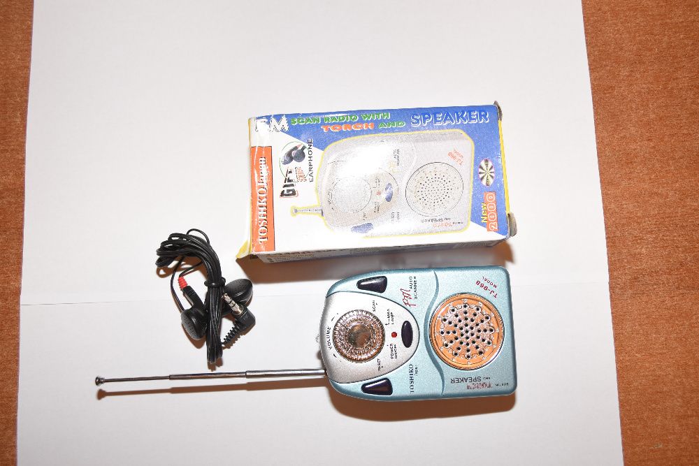 Jucării retro: uscător de păr, radio, lanternă, aparat foto,  binoclu.
