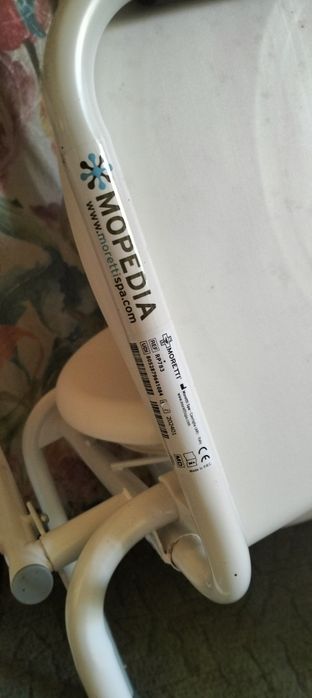 Scaun WC cu mânere rabatabile, oțel, greutatea suportată 130 kg.