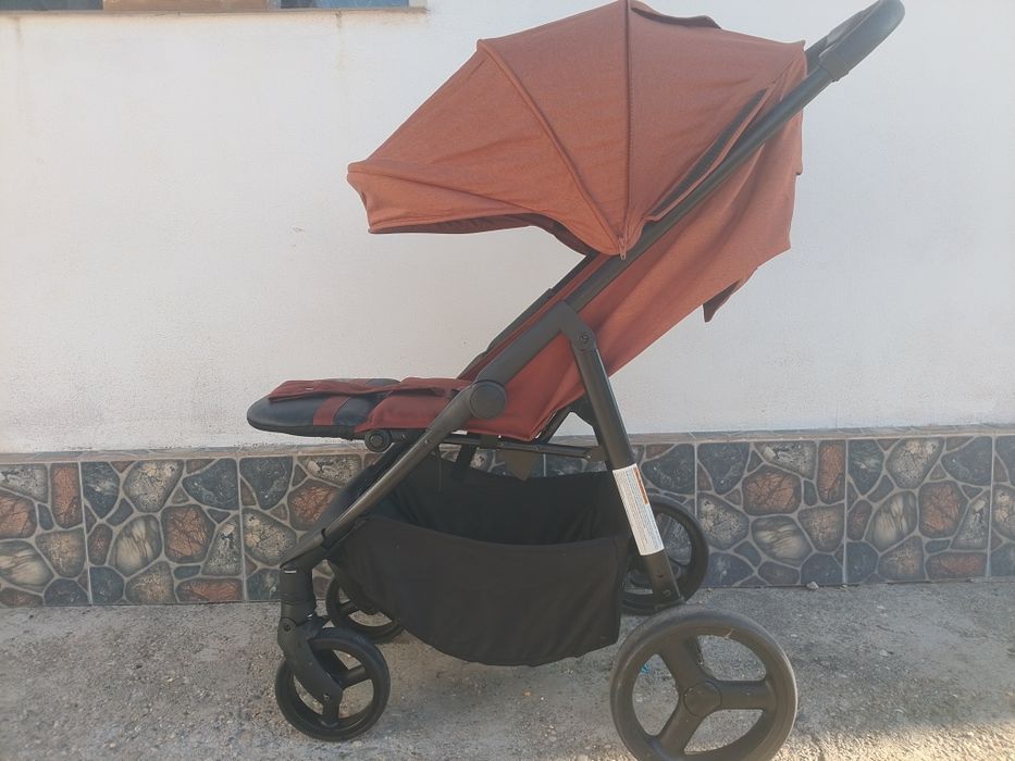 Vand carucior de copii aproape nou
