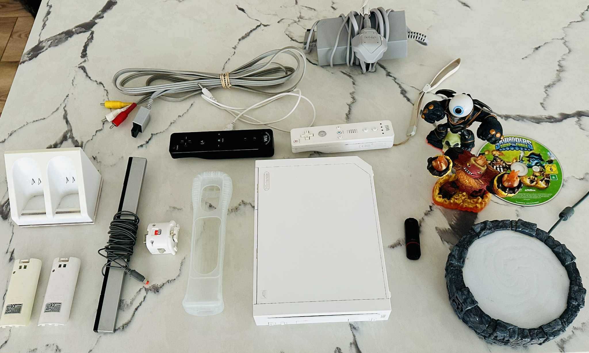 Nintendo Wii с 3000+ инсталирани игри + МНОГО аксесоари ПЕРФЕКТНА
