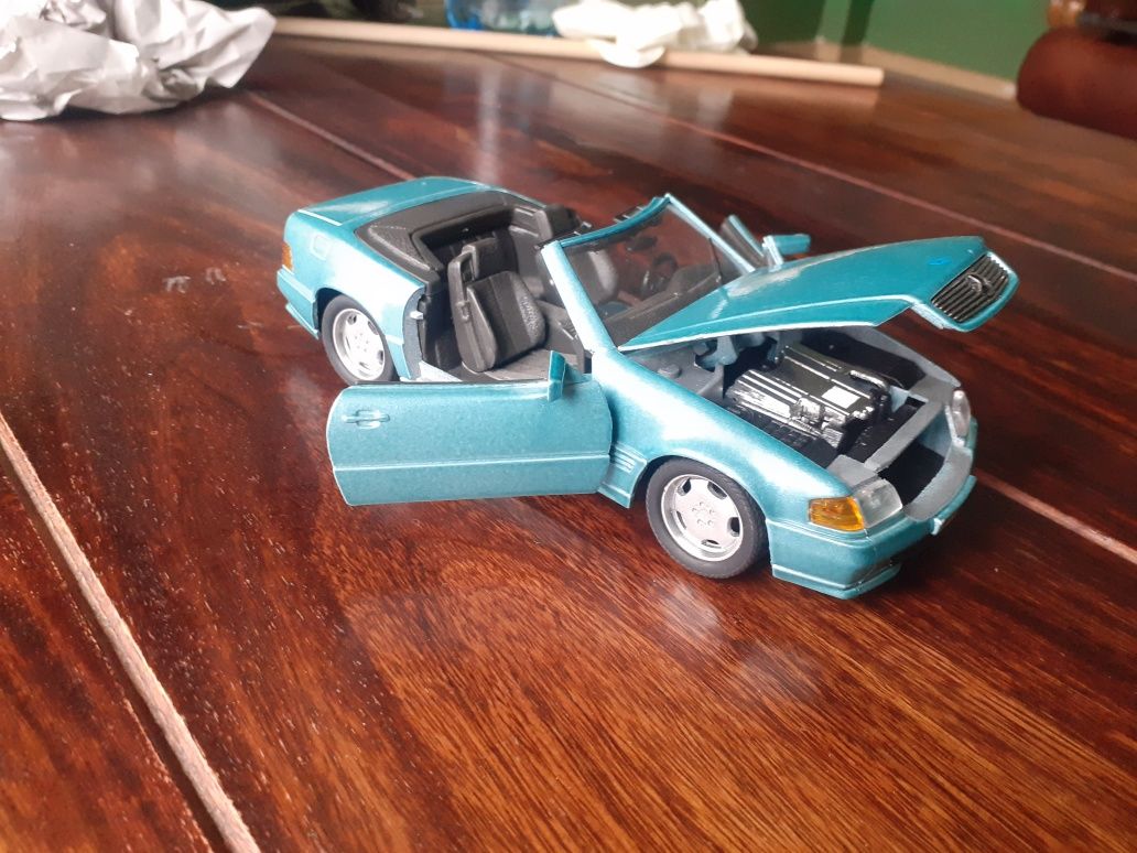Модел 1/24 Mercedes Benz 500SL