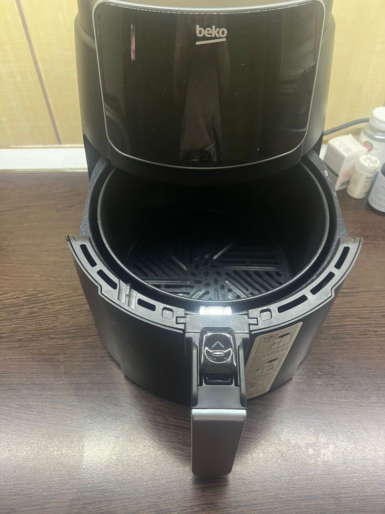 Vând Air Fryer Beko