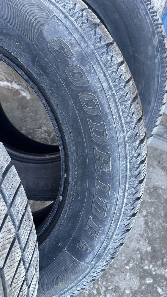 Продам зимнию резину 285/60R18