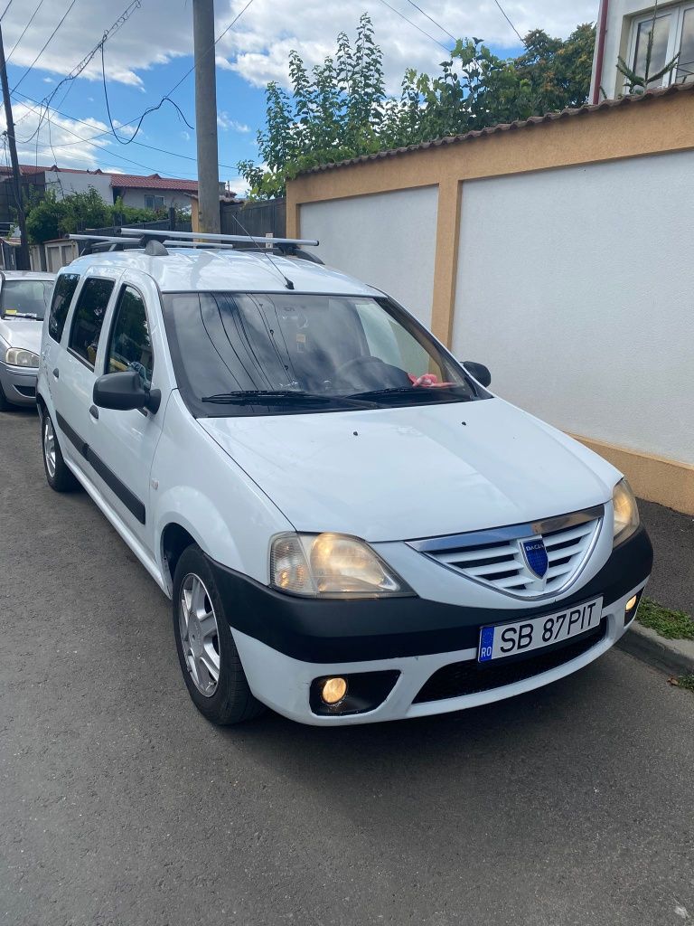 Logan MCV cu portbagaj și cârlig