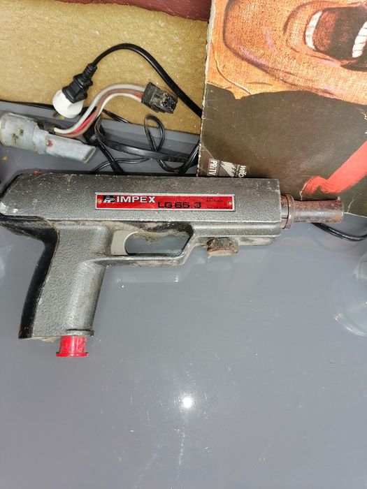 Mașina veche de cusut Monica