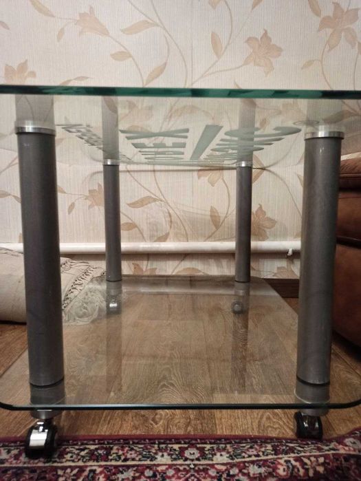 Продам стеклянный столик
