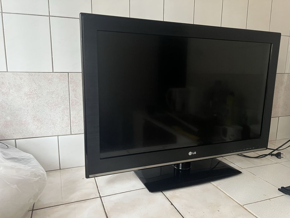 Телевизор LG и Elenberg с пультами