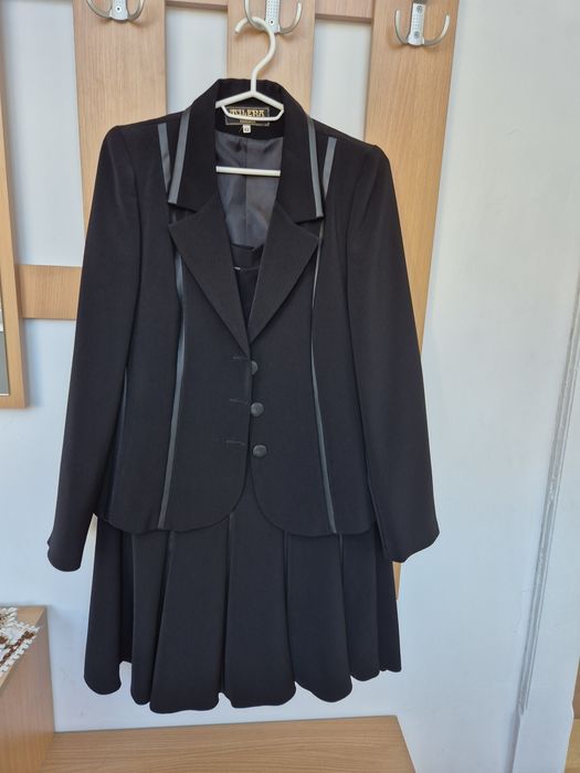 Costum negru cu fusta