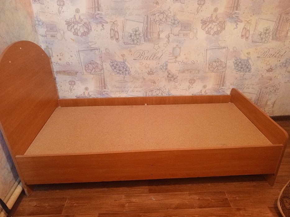 Продам кровать детскую с матрасом.